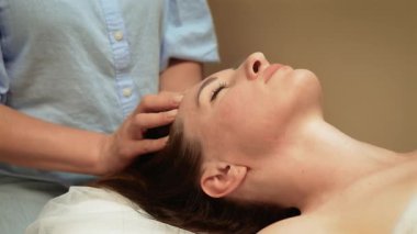 Rahatlamak ve gençleşmek için masöz kafa derisine masaj yapıyor. Terapist, sakinleştirici ve sakinleştirici etkileri olması için kafasını nazikçe uyarıyor. İç uyum ve enerji akışı için kafa derisi uzmanı. Ruhani refahı arttırmak için kafa bölgesi üzerinde çalışıyorum.