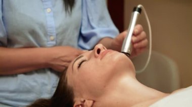 Yüz tanımlamasını arttırmak için çeneyi kaldırıyorum. Yüz derisindeki esneklik için radyasyon terapisi uygulanıyor. Yüz hatlarını yumuşatmak ve sağlamlaştırmak için RF Derisi uygulanır.