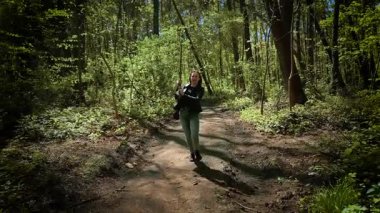 Ormandaki seri katilden korumak için sopa sallayan korkunç bir kadın. Orman yolunda dallı bir kadın manyağa saldırıyor. Paniklemiş bir kadın ağaçlık alanda kendini savunuyor.
