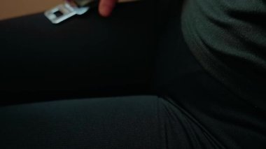 Kalkıştan önce kadın emniyet kemerini takıyor. Uçağın içindeki emniyet kemeri kalkışa hazırlanıyor. Dişi gezgin uçuş öncesi emniyet kemerini uçağa takıyor.