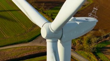 Elektrik yel değirmeni dönüyor ve eko enerji üretiyor. Çevresel elektriği desteklemek için rüzgar türbini dönen bıçaklarla çalışıyor. Rüzgar çiftliğinde yenilenebilir enerjiyi destekleyen dairesel bıçaklar