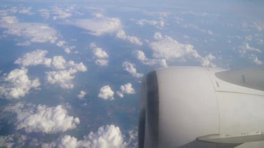 Jet Motor ve Pofuduk Bulutlar Gün Işığı Altında Seyir Yüksekliğinde Uçaktan. Kabarık beyaz bulutların arka planına karşı uçak motoru