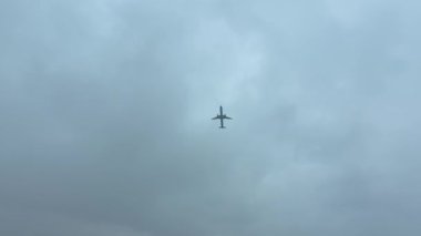 Bulutlu gökyüzünde uçan uçaklar. Jet bulutlu cennetin ortasında uçuyor. Uçak bulutlu bir alanda süzülüyor, atmosferik yüksekliklere yükseliyor.