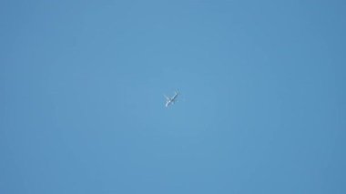 Jet uçağı gökyüzünde uçuyor. Yolcu uçakları temiz havada seyrediyor. Mavi atmosferin altında süzülen uçak. Parlak ufukta hareket eden uçaklar