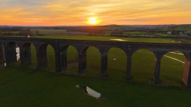Vadiden geçen demiryolu köprüsü sıcak günbatımı tonuyla aydınlatılıyor. Viyadük güzel vadinin kalbinde dimdik duruyordu, yukarıdan görülüyordu. Ünlü bir bölge, tarihi bir yer, canlı doğa yoluyla ulaşım altyapısı.