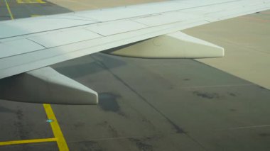 Uçak kalkıştan önce havaalanı önlüğüyle geriye doğru hareket ediyor. Jet kalkıştan önceki pist işaretlerinde geriye doğru hareket ediyor. Yolcu uçağı piste geri dönüyor ve uçuş için hazırlanıyor.