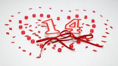 Sevgililer Günü 14 Şubat. Kırmızı kalpler her türde. Kırmızı ve pembe mumlar. Arka plan beyazı..