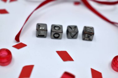 Sevgililer Günü 14 Şubat. Kırmızı kalpler her türde. Kırmızı ve pembe mumlar. Arka plan beyazı..