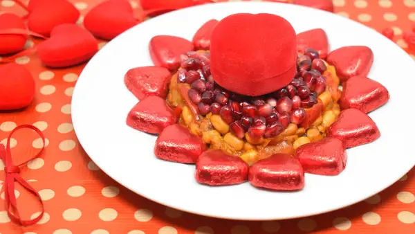 Sevgililer Günü 14 Şubat. Her türden kırmızı kalpler. Salata aromalı kalp. Nişan..
