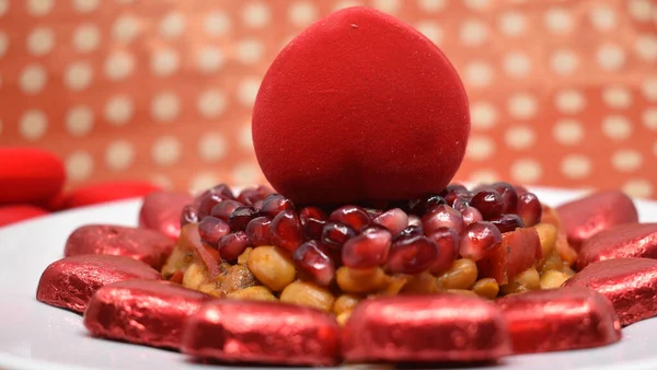 Sevgililer Günü 14 Şubat. Her türden kırmızı kalpler. Salata aromalı kalp. Nişan..
