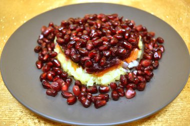 Vejetaryen salatası. Şekil ve malzemelerle 