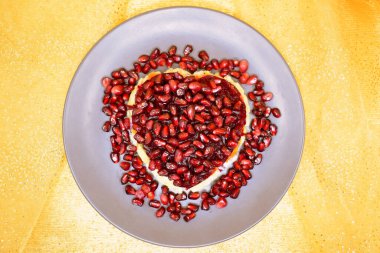 Vejetaryen salatası. Şekil ve malzemelerle 