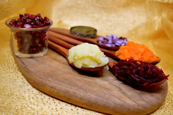 Vejetaryen salatası. Şekil ve malzemelerle 