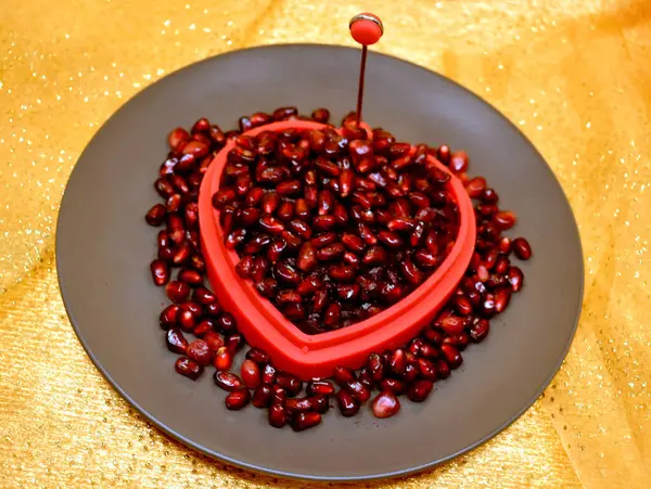 Vejetaryen salatası. Şekil ve malzemelerle 