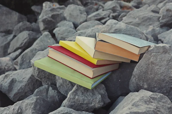 Bücher Auf Der Steinmauer — Stockfoto