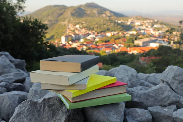 Taş duvardaki kitaplar. 