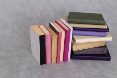 Beyaz arkaplanda bir yığın kitap