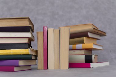 Tahta masadaki kitap yığını.