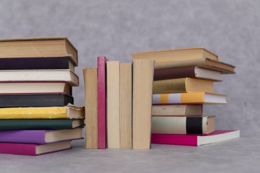 Tahta masadaki kitap yığını.