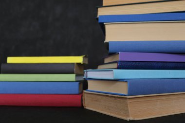 Tahta masadaki kitap yığını.