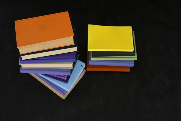 Stos Książek Notebooków Czarnym Tle — Zdjęcie stockowe