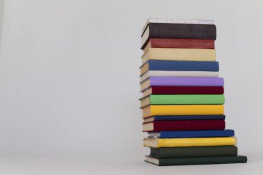 Beyaz arkaplan üzerine kitap yığını
