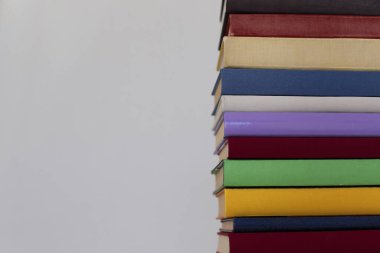 Beyaz arkaplan üzerine kitap yığını