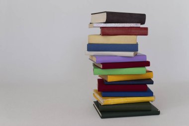 Beyaz arkaplan üzerine kitap yığını