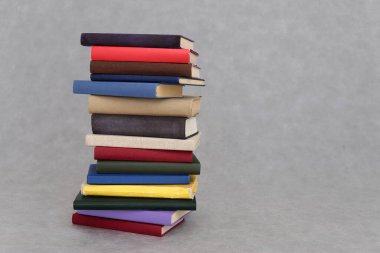 Beyaz arkaplan üzerine kitap yığını