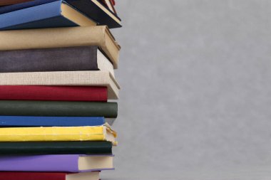 Beyaz arkaplan üzerine kitap yığını