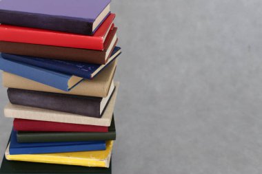 Beyaz arkaplanda bir yığın kitap