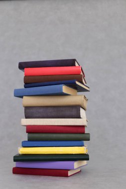 Beyaz arkaplan üzerine kitap yığını