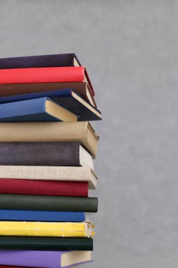 Beyaz arkaplan üzerine kitap yığını