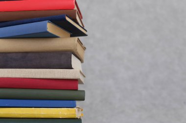 Beyaz arkaplan üzerine kitap yığını