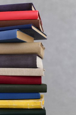 Beyaz arkaplan üzerine kitap yığını