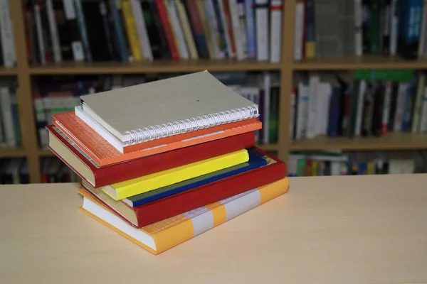 Pilha Livros Mesa Madeira Biblioteca — Fotografia de Stock