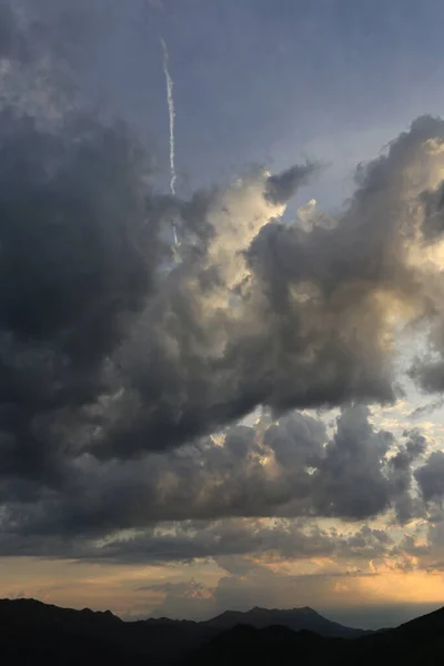 Красивый Закат Над Облаками — стоковое фото