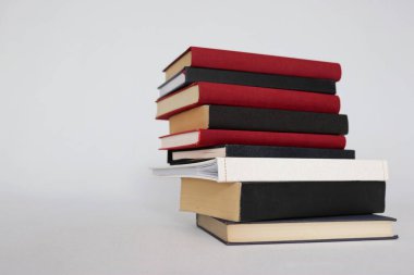Beyaz arkaplan üzerine kitap yığını