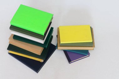 Beyaz arkaplanda bir yığın kitap