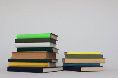 kitaplar ve kitap, eğitim ve öğrenim için farklı sayfalar yığını