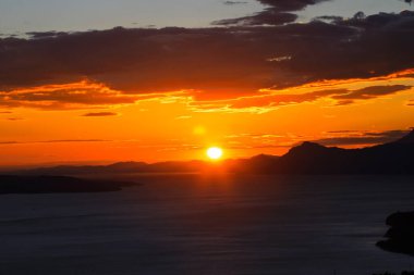 Denizin üzerinde güzel bir gün batımı