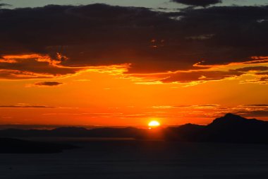 Denizin üzerinde güzel bir gün batımı