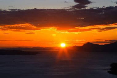 Denizin üzerinde güzel bir gün batımı