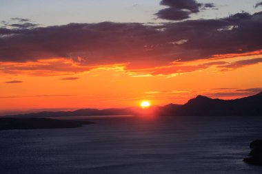 Denizin üzerinde güzel bir gün batımı
