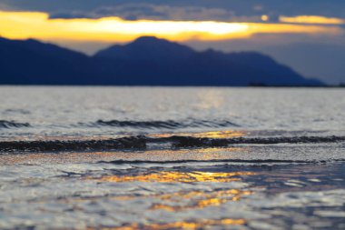 Sahilde güzel bir gün batımı