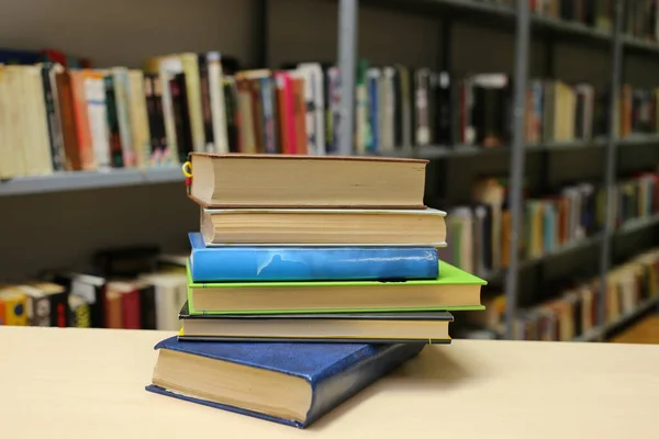 Bücherstapel Mit Vielen Farbigen Seiten Der Bibliothek — Stockfoto