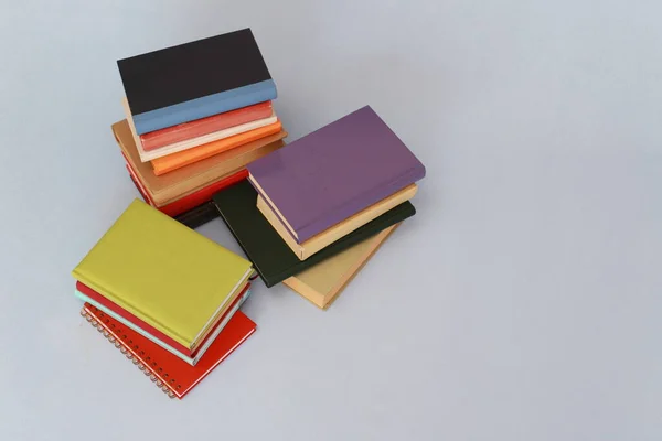 Ein Stapel Bücher Für Die Schule Auf Weißem Hintergrund — Stockfoto