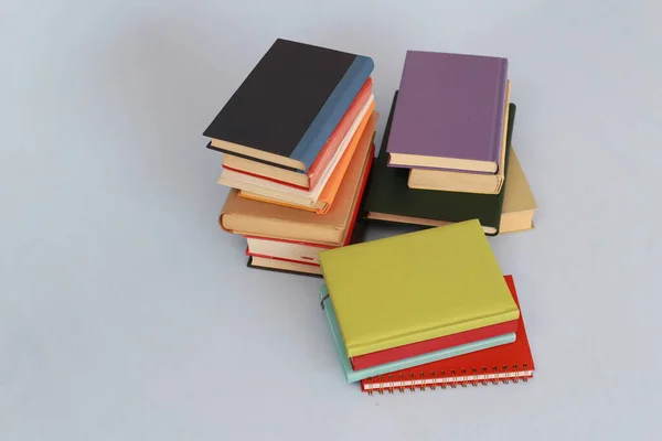 Livros Pilha Cadernos Outros Objetos Sobre Fundo Branco — Fotografia de Stock