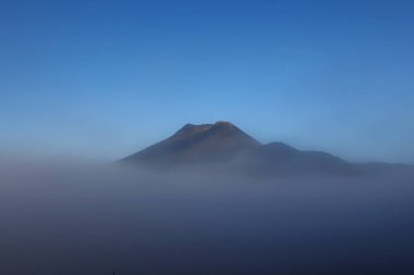 Okul için beyaz arka planda bir yığın kitap.