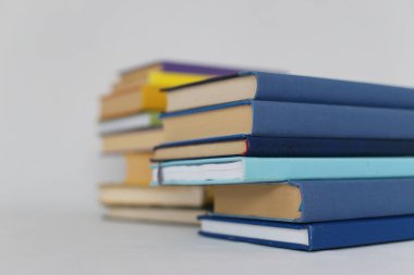 Beyaz arka plan üzerine açık bir kitap. metin için boşluk kopyala